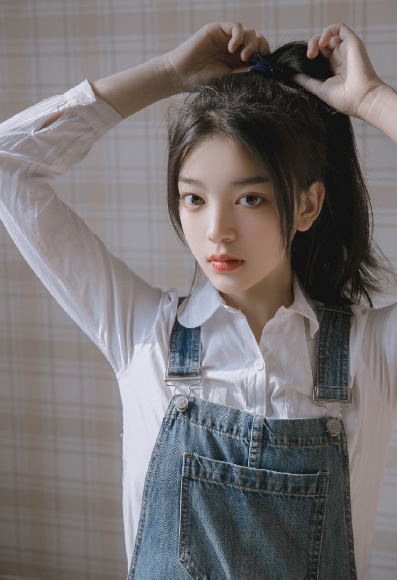高马尾美眉牛仔背带裤室内美图  第7张