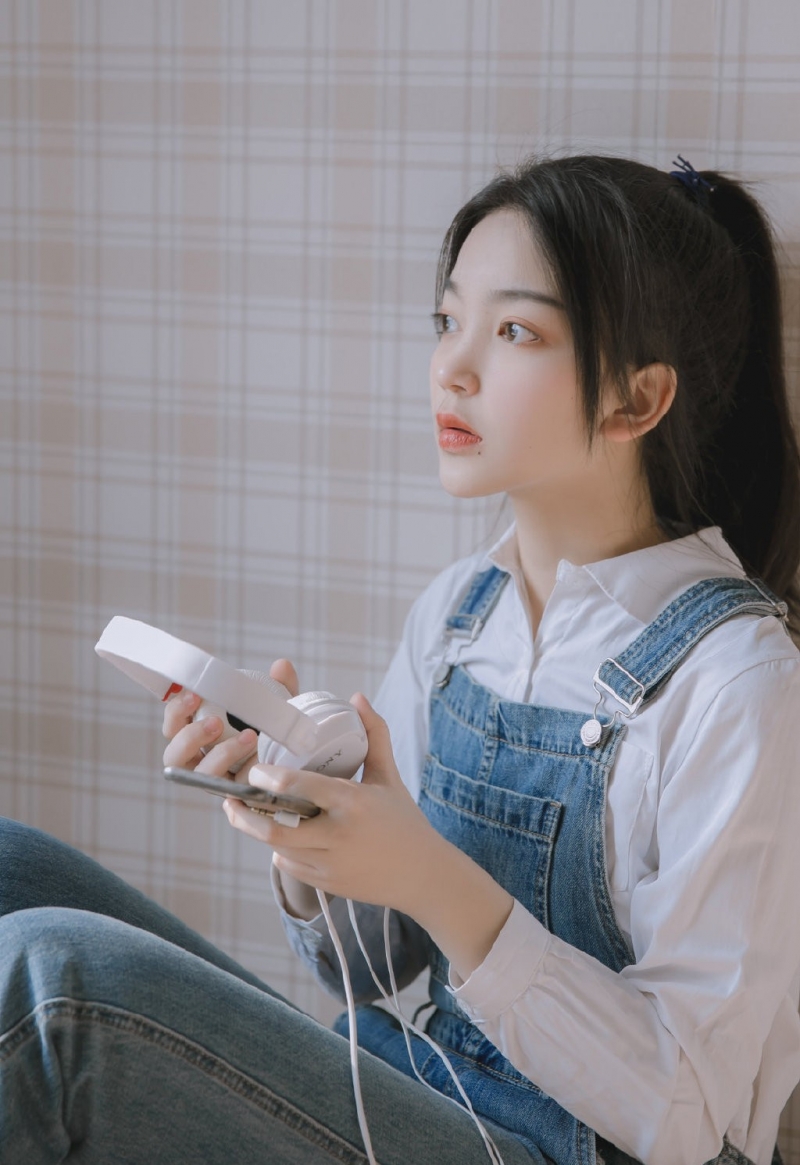 高马尾美眉牛仔背带裤室内美图  第9张