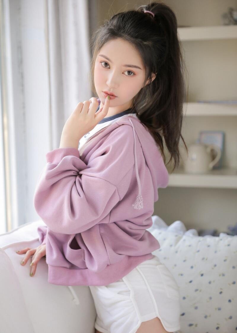 高马尾美女休闲运动服私房写真  第1张