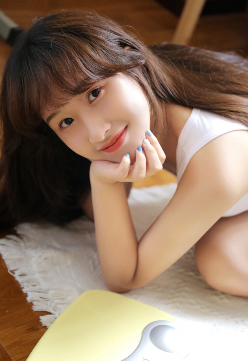 邻家女孩背心短裤室内个人写真  第2张