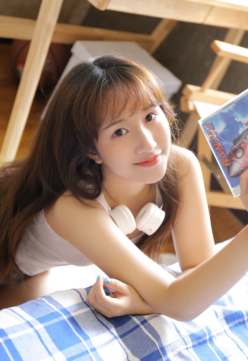 邻家女孩背心短裤室内个人写真  第3张