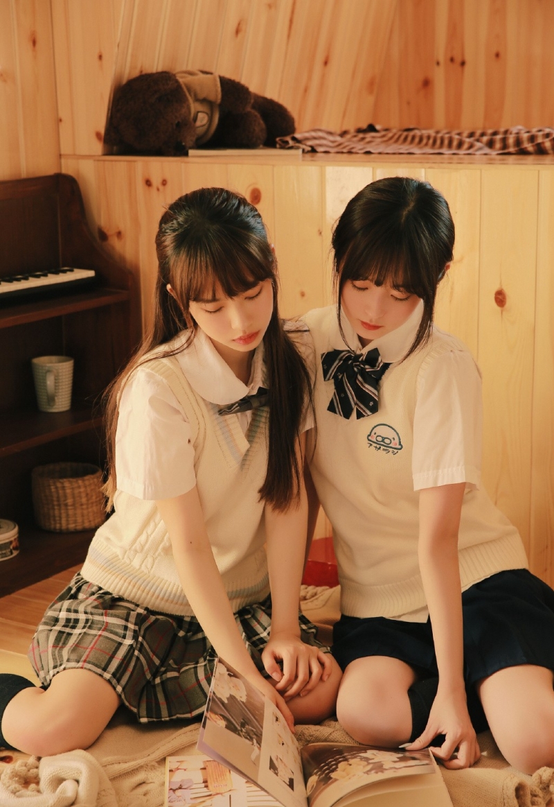 学生装姐妹花清纯可人女生照片  第1张
