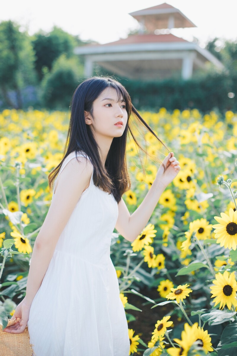 90后文艺美人花海高清写真集  第2张