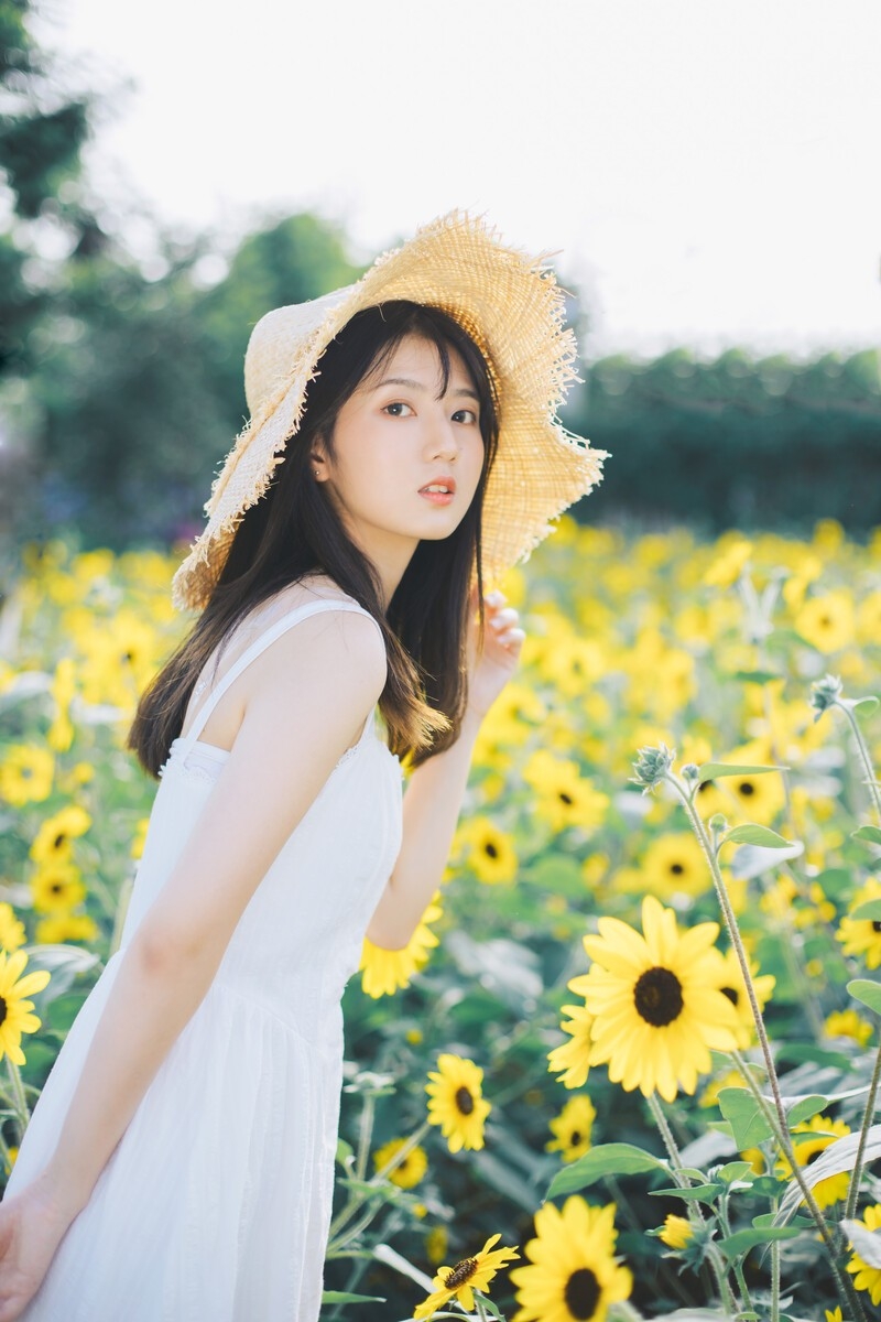90后文艺美人花海高清写真集  第3张