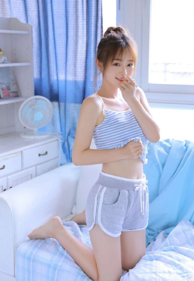 丸子头美女细腰长腿极品图库  第1张