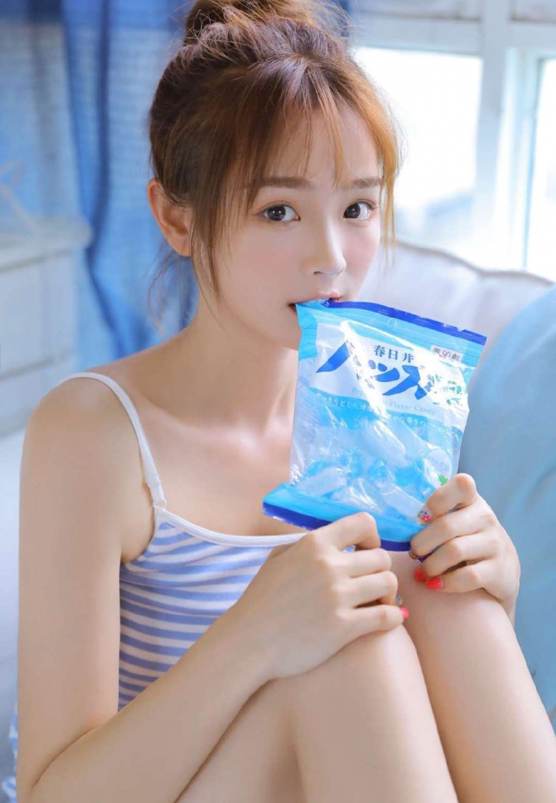 丸子头美女细腰长腿极品图库  第3张
