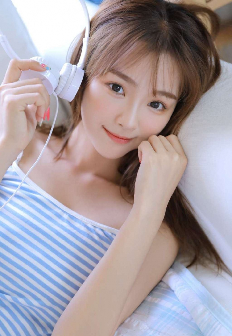 丸子头美女细腰长腿极品图库  第6张
