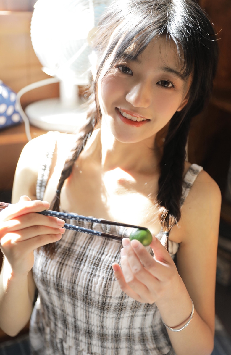 麻花辫美少女吊带短裙居家写真  第5张