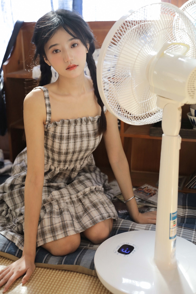 麻花辫美少女吊带短裙居家写真  第6张