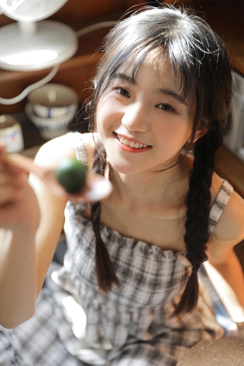 麻花辫美少女吊带短裙居家写真  第7张