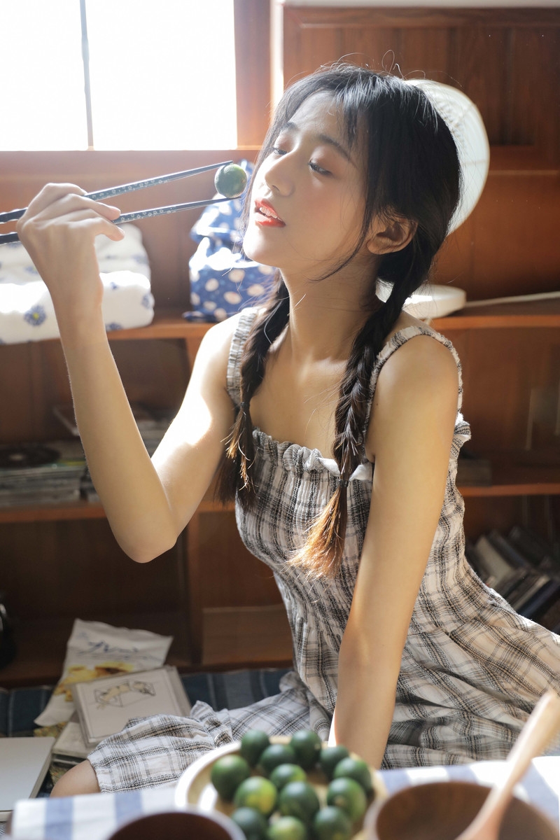 麻花辫美少女吊带短裙居家写真  第8张