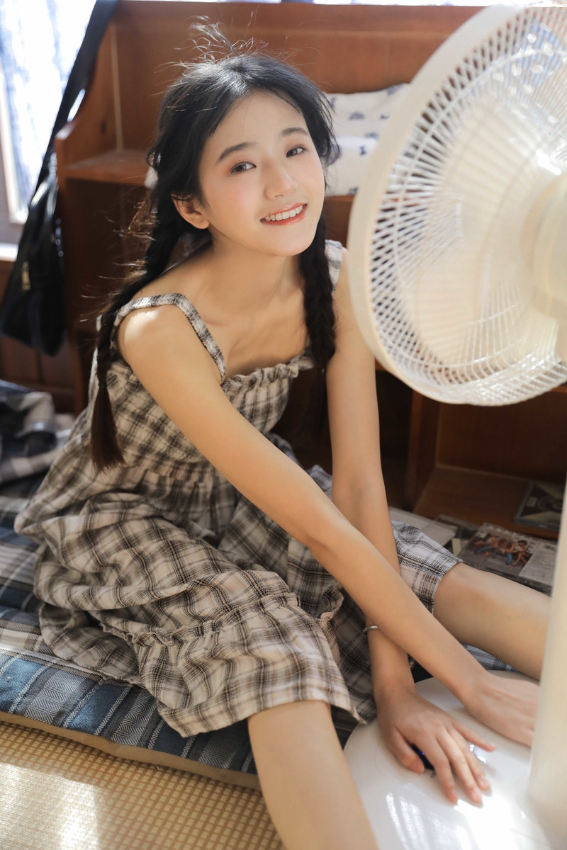 麻花辫美少女吊带短裙居家写真  第10张