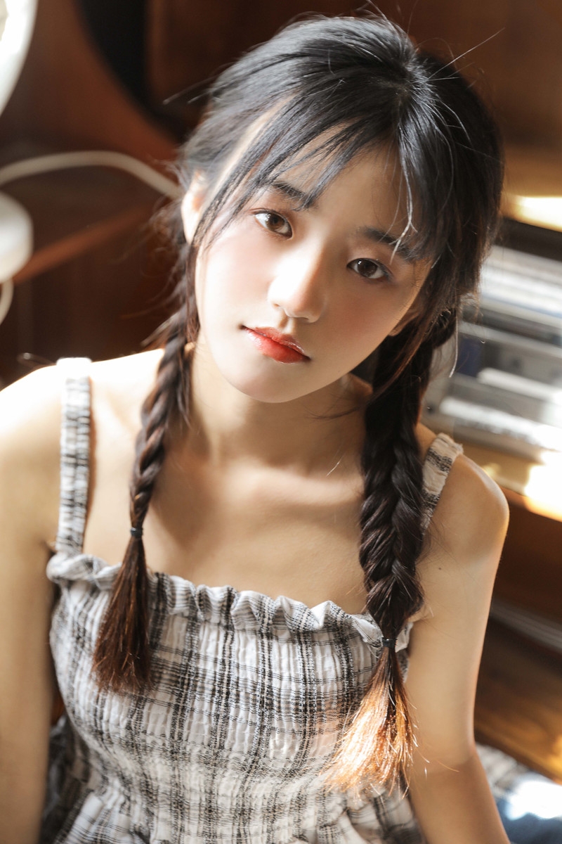 麻花辫美少女吊带短裙居家写真  第11张