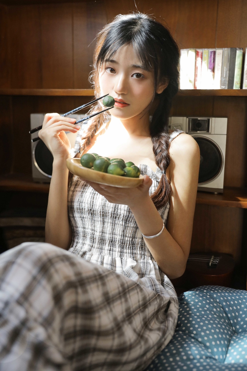 麻花辫美少女吊带短裙居家写真  第12张