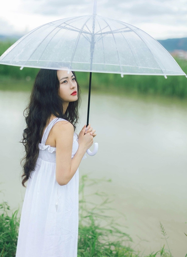 清纯美女吊带白裙仙气飘飘美图  第1张