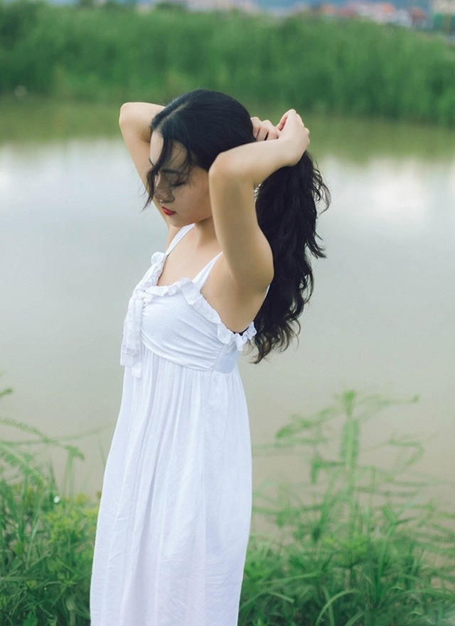 清纯美女吊带白裙仙气飘飘美图  第4张