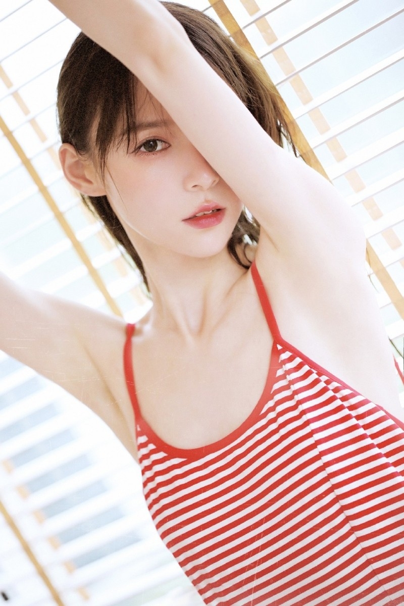 湿发美少女光滑牛奶肌浴室套图  第2张