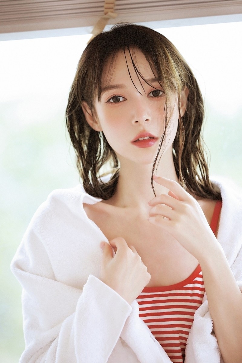 湿发美少女光滑牛奶肌浴室套图  第5张