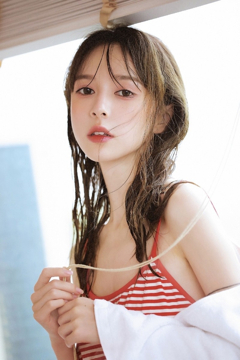 湿发美少女光滑牛奶肌浴室套图  第8张