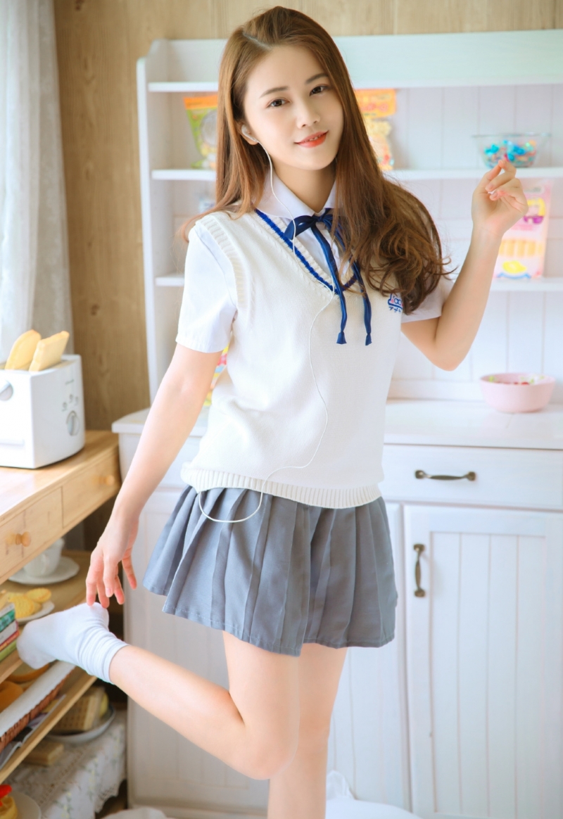长发美女校花学生制服短裙套图  第2张