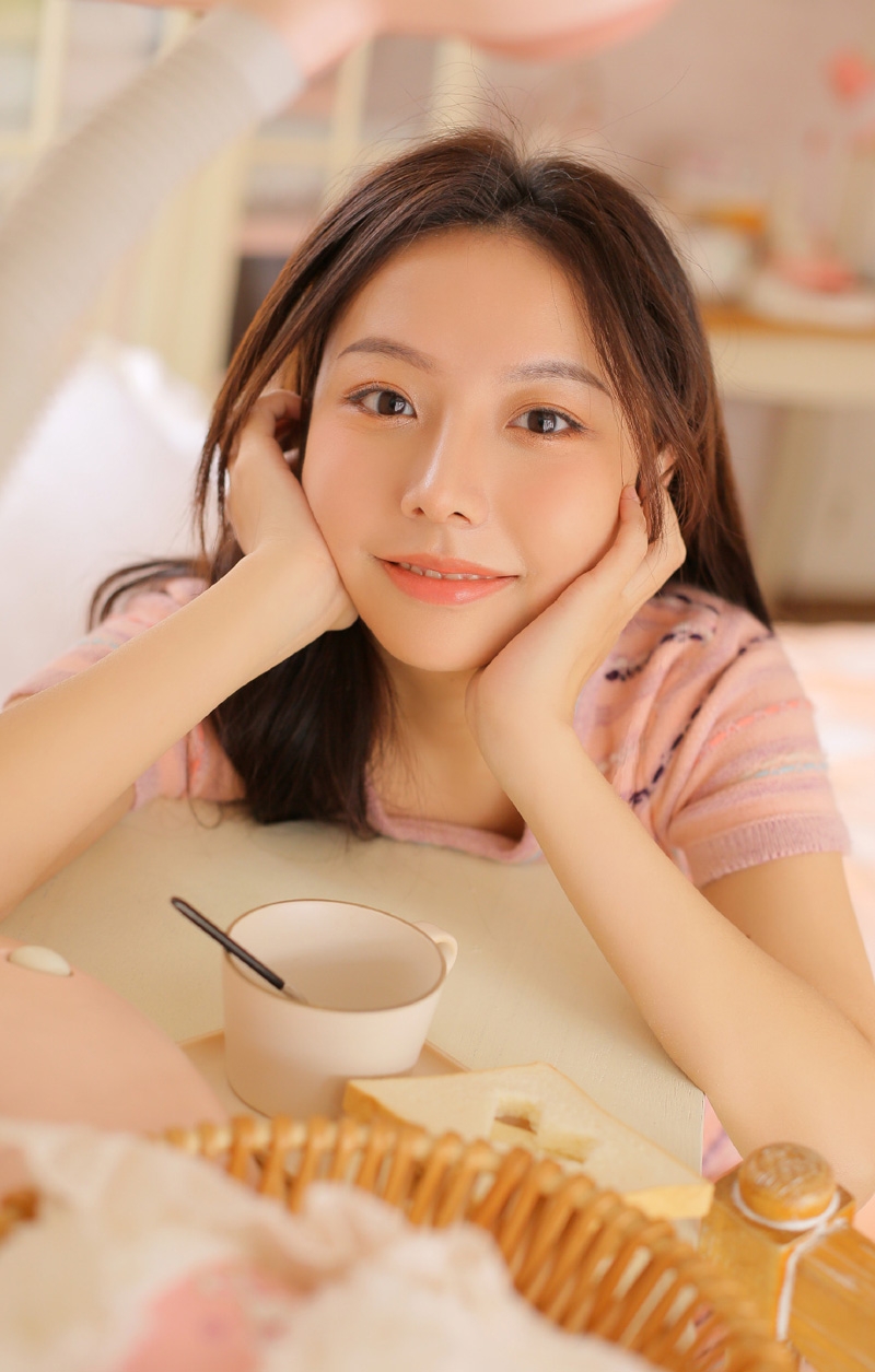 粉嫩小妹黑长直发温婉动人图片  第1张