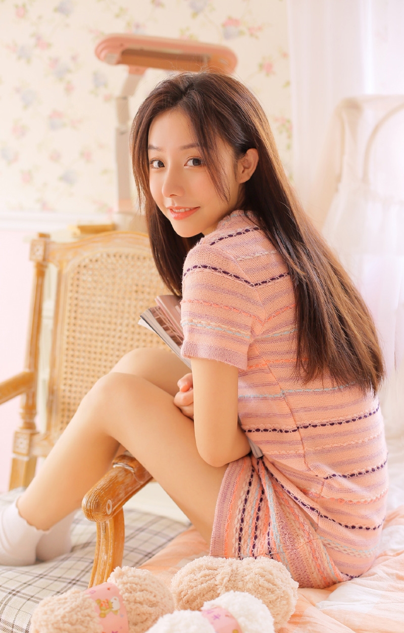 粉嫩小妹黑长直发温婉动人图片  第3张