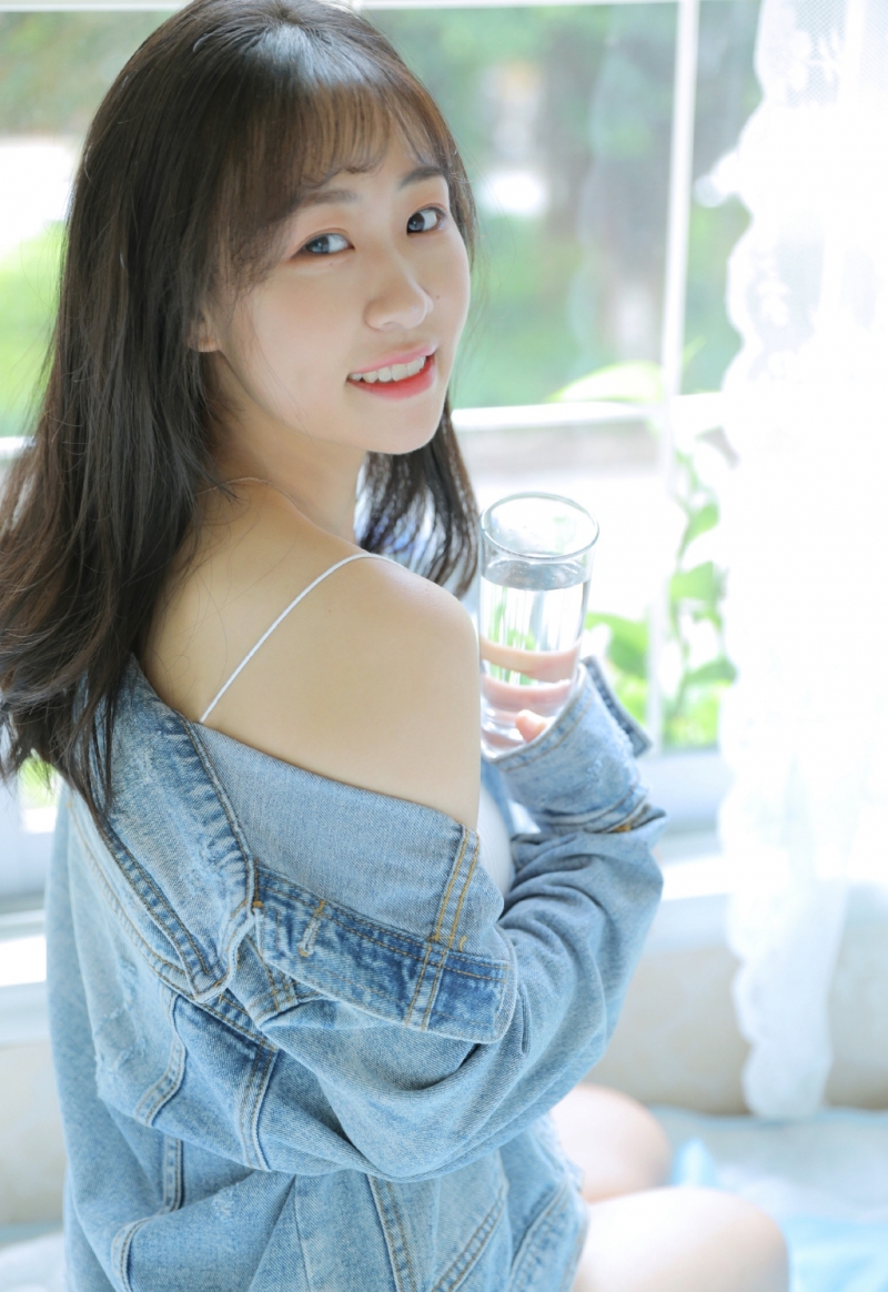 甜美女孩吊带香肩清新可人套图  第1张