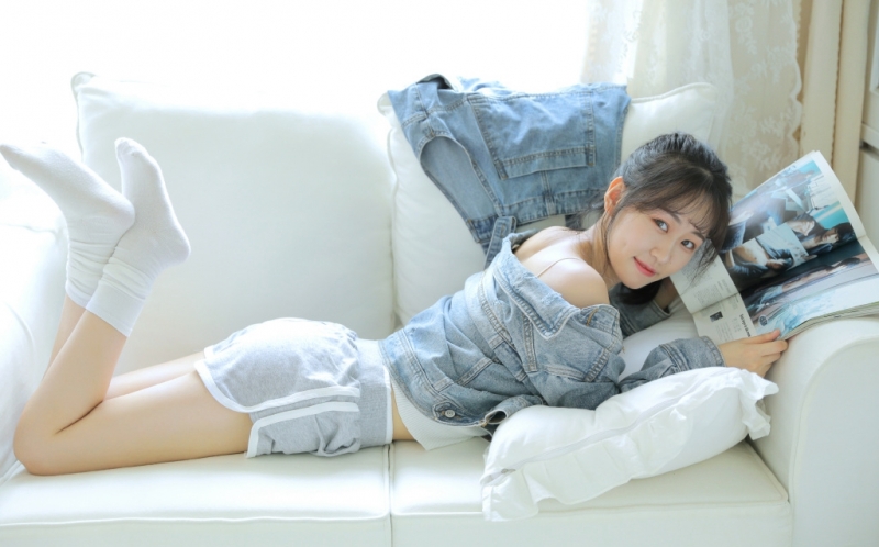 甜美女孩吊带香肩清新可人套图  第2张