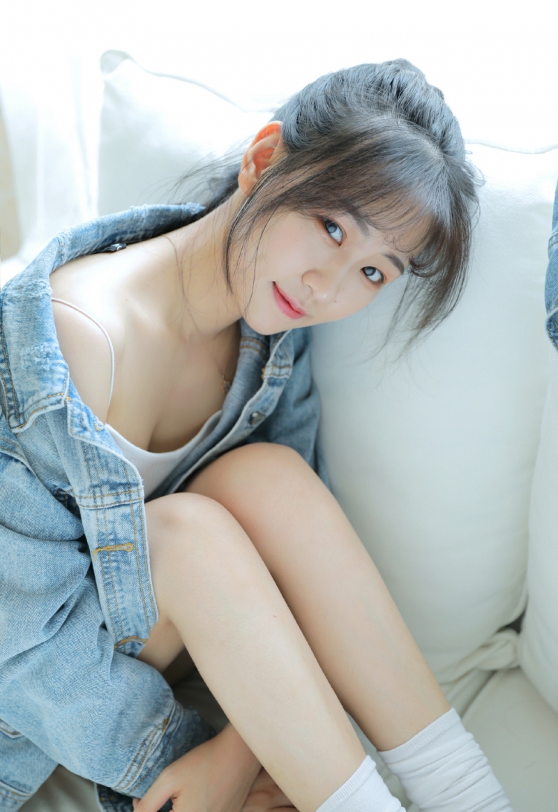 甜美女孩吊带香肩清新可人套图  第3张