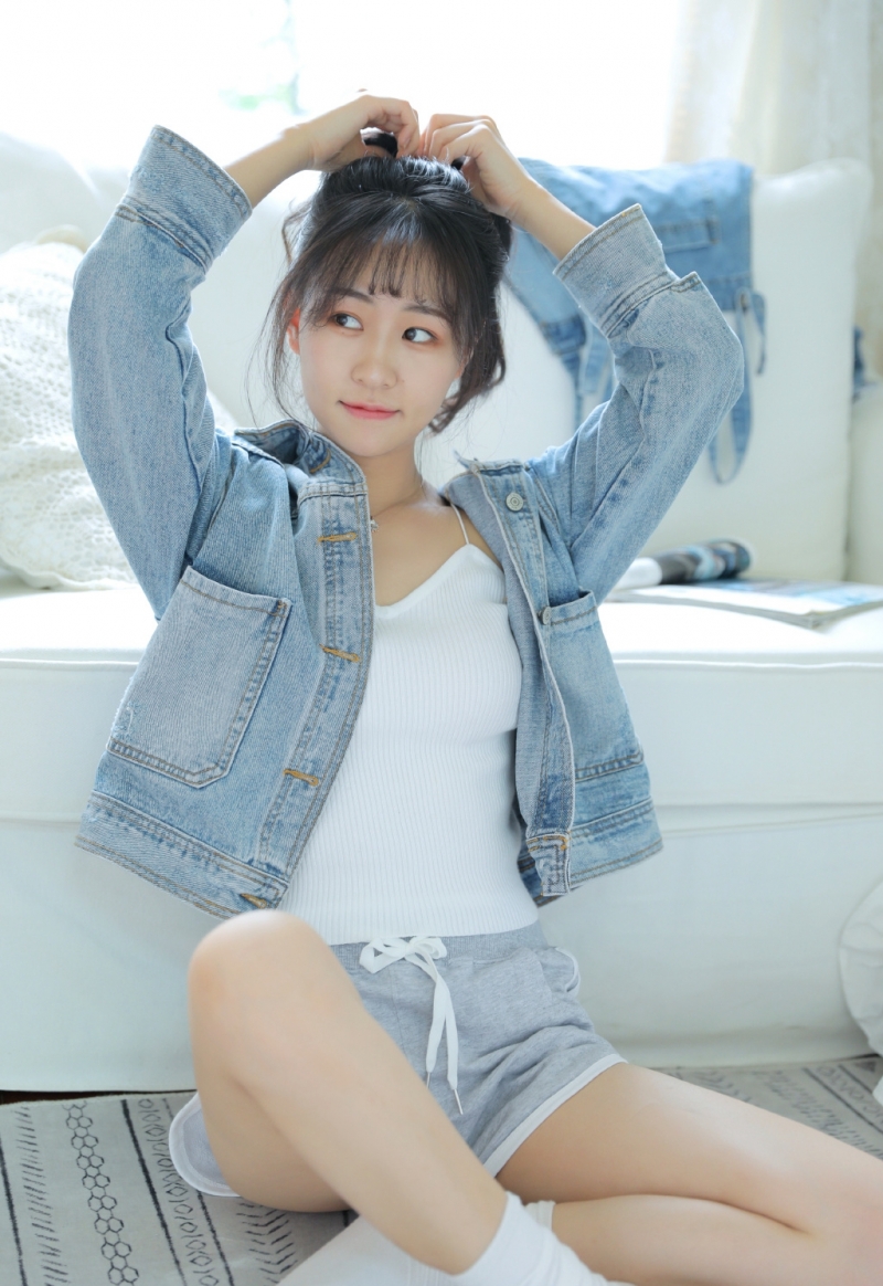 甜美女孩吊带香肩清新可人套图  第5张