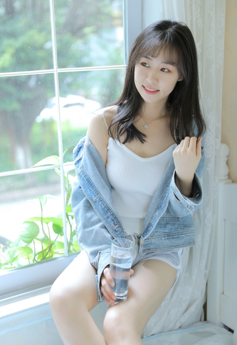 甜美女孩吊带香肩清新可人套图  第6张