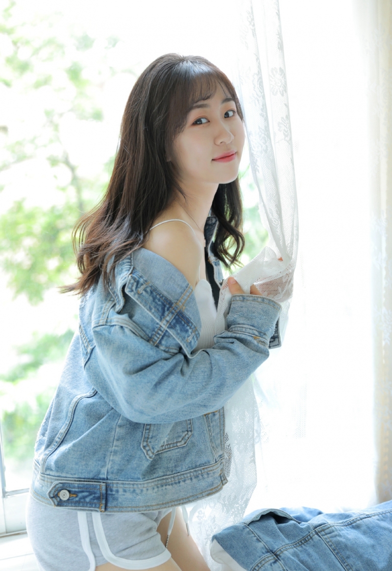 甜美女孩吊带香肩清新可人套图  第7张