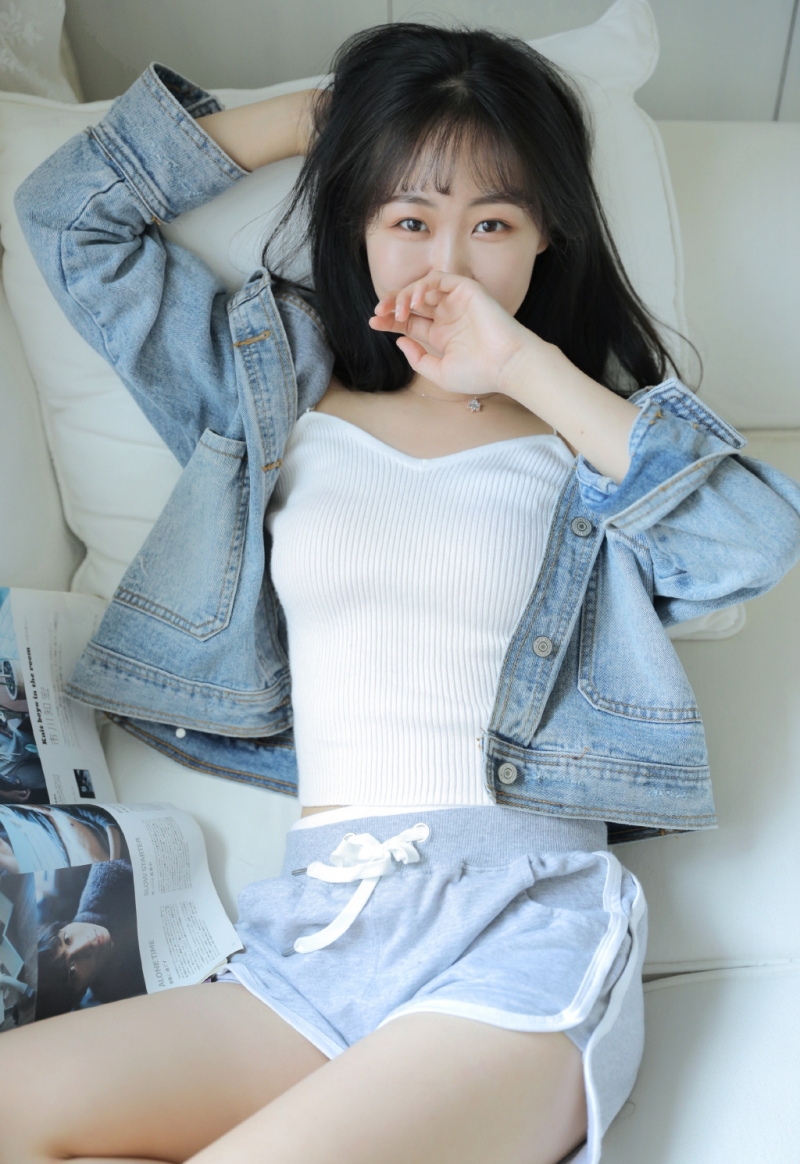 甜美女孩吊带香肩清新可人套图  第9张