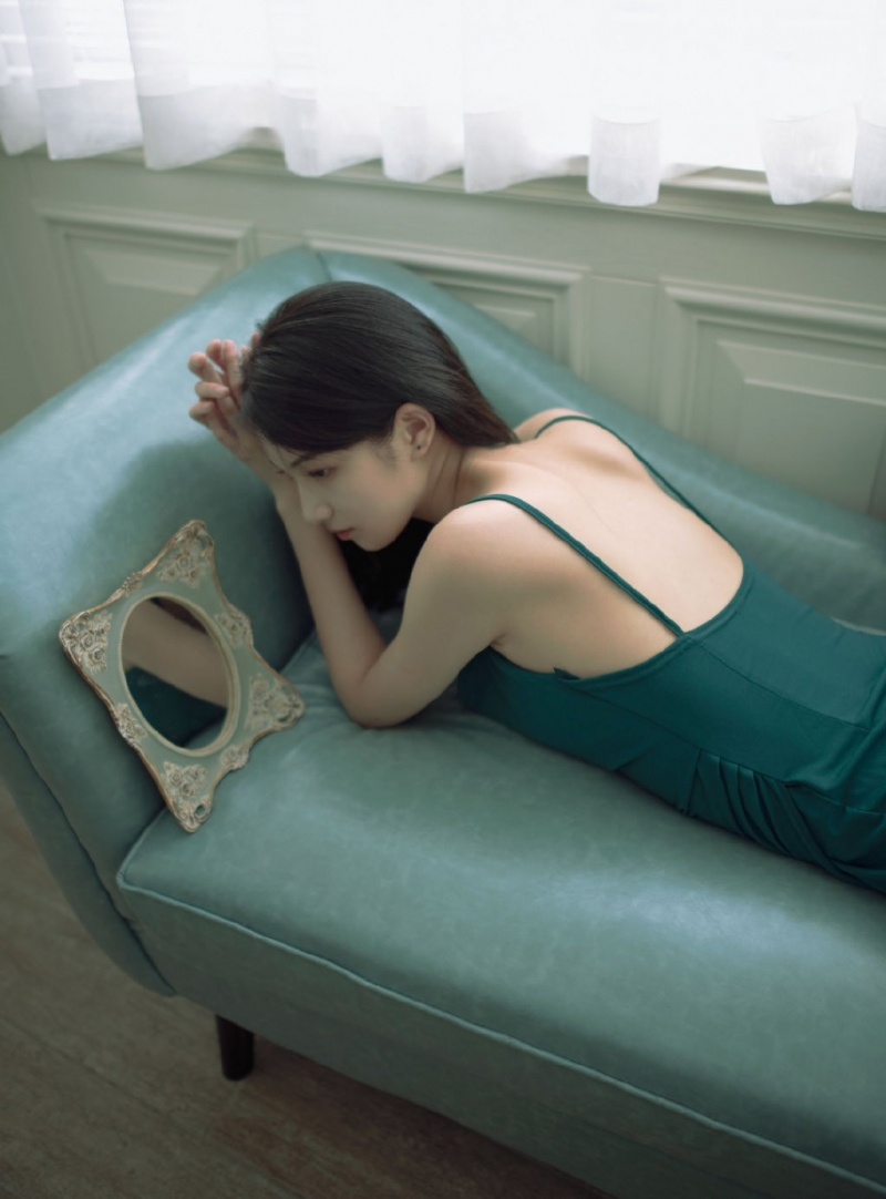 长发美女吊带短裙香肩美背图片  第1张