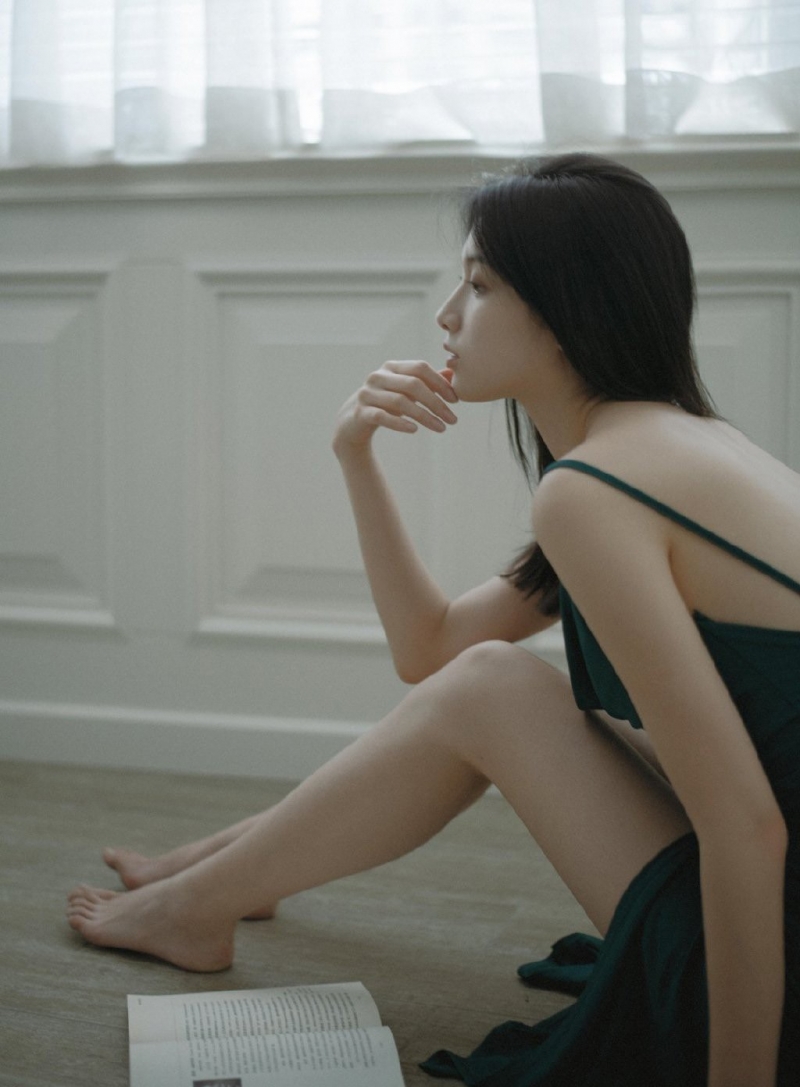 长发美女吊带短裙香肩美背图片  第2张