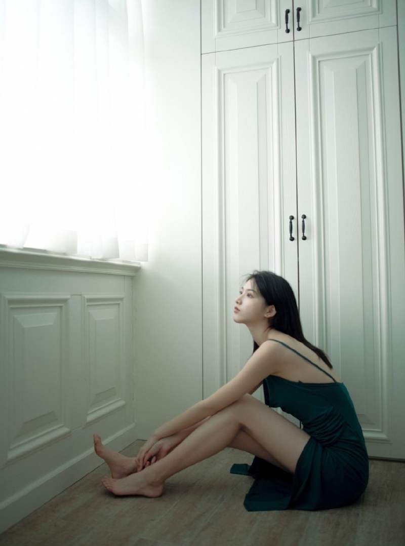 长发美女吊带短裙香肩美背图片  第4张