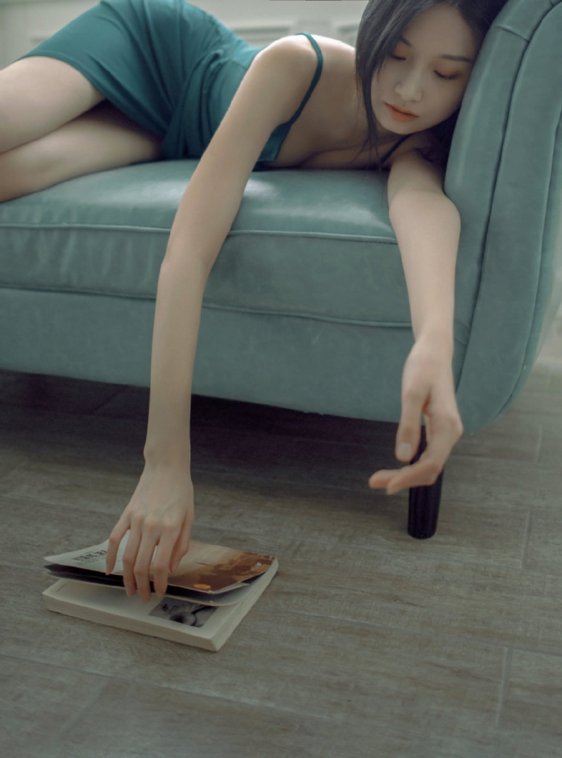 长发美女吊带短裙香肩美背图片  第5张