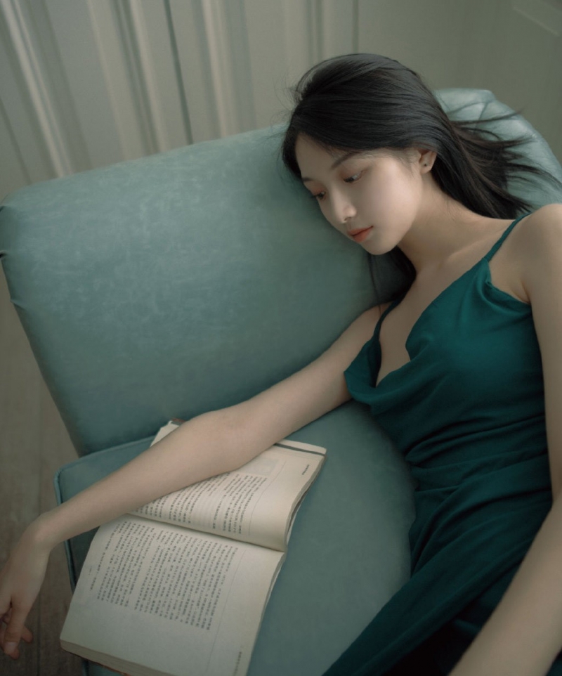 长发美女吊带短裙香肩美背图片  第8张