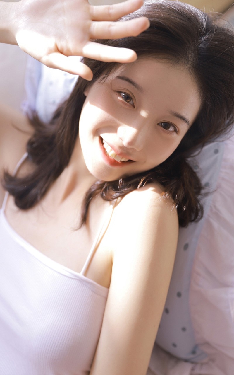 吊带美女牛仔热裤美腿玉足写真  第1张