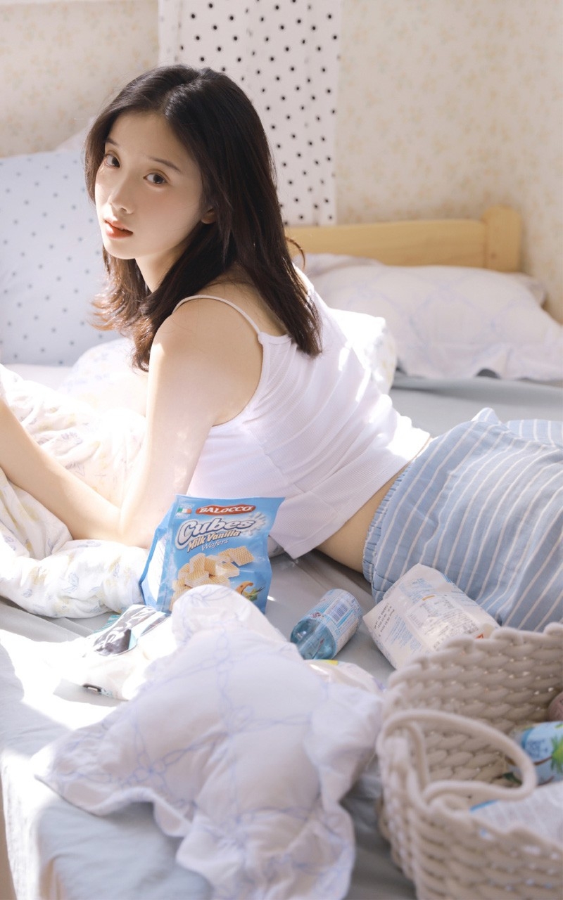 吊带美女牛仔热裤美腿玉足写真  第2张