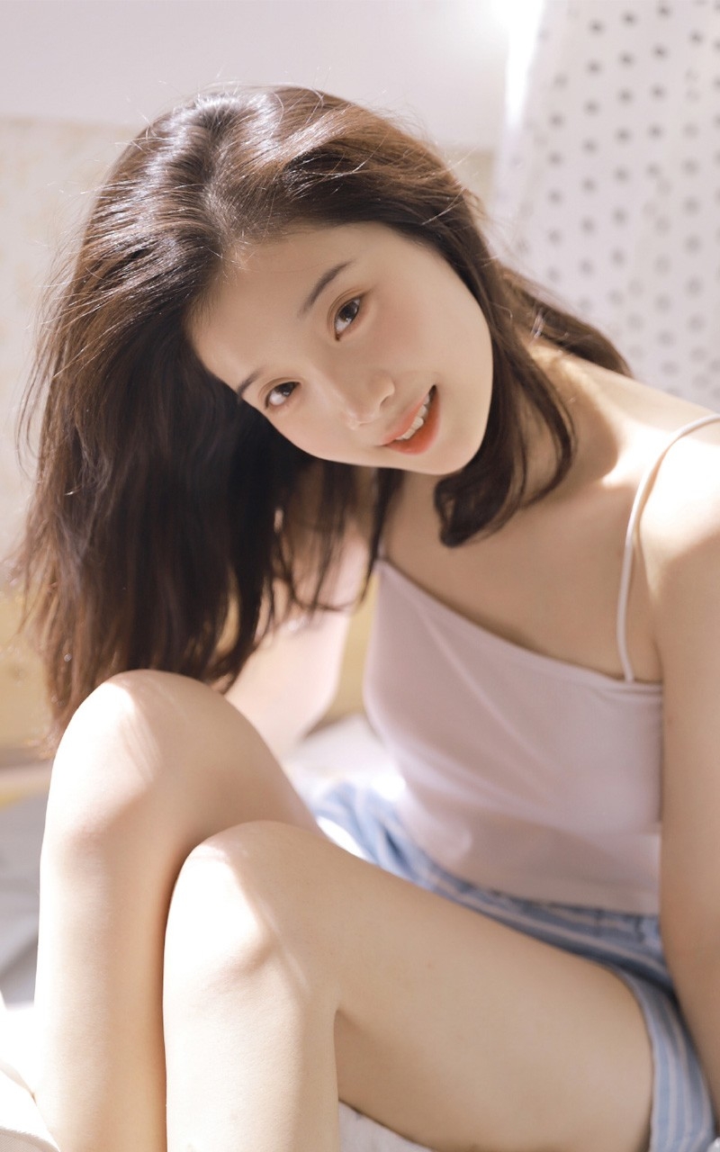 吊带美女牛仔热裤美腿玉足写真  第3张