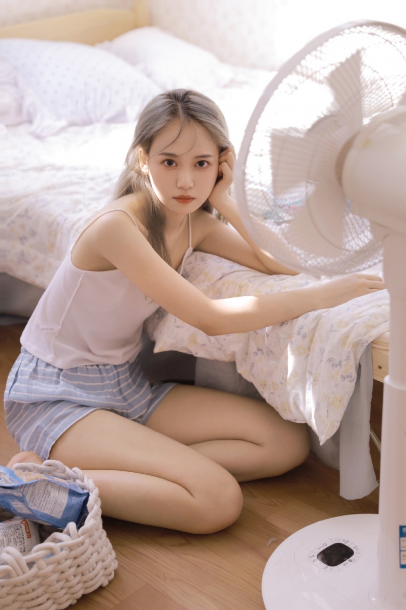 吊带美女牛仔热裤美腿玉足写真  第6张