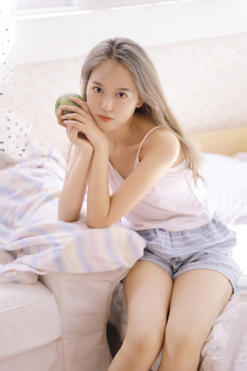 吊带美女牛仔热裤美腿玉足写真  第7张