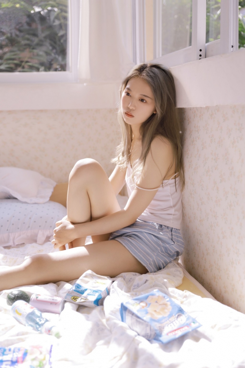 吊带美女牛仔热裤美腿玉足写真  第8张
