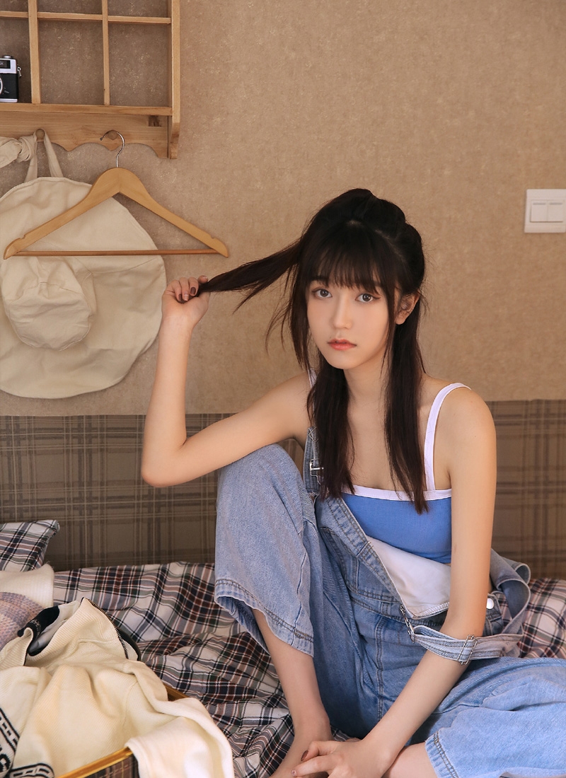 牛仔背带裤小姐姐室内个人写真  第3张
