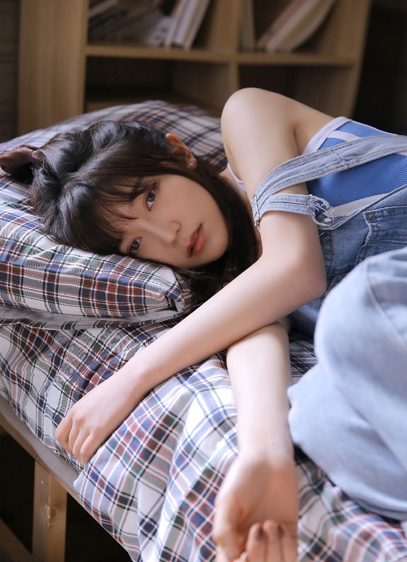 牛仔背带裤小姐姐室内个人写真  第5张