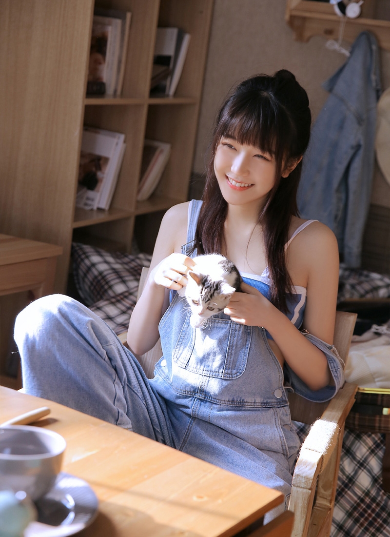 牛仔背带裤小姐姐室内个人写真  第6张
