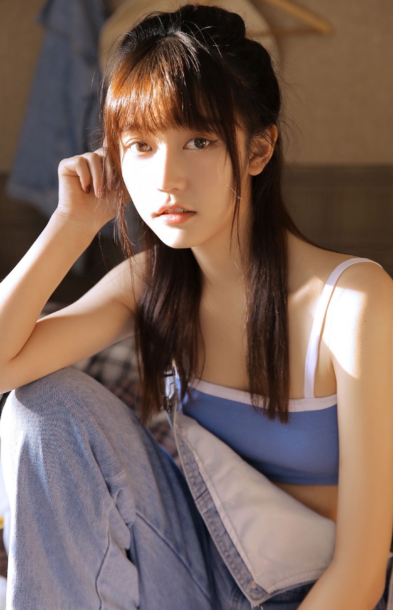 牛仔背带裤小姐姐室内个人写真  第8张