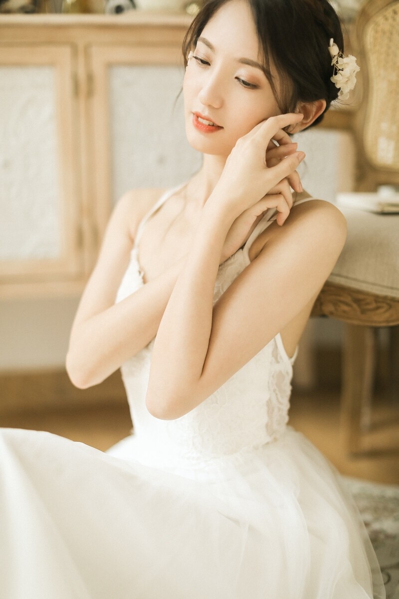 气质美女吊带白裙香肩美背图片  第3张
