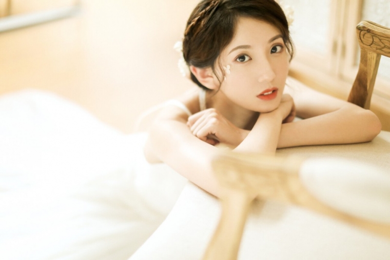 气质美女吊带白裙香肩美背图片  第8张